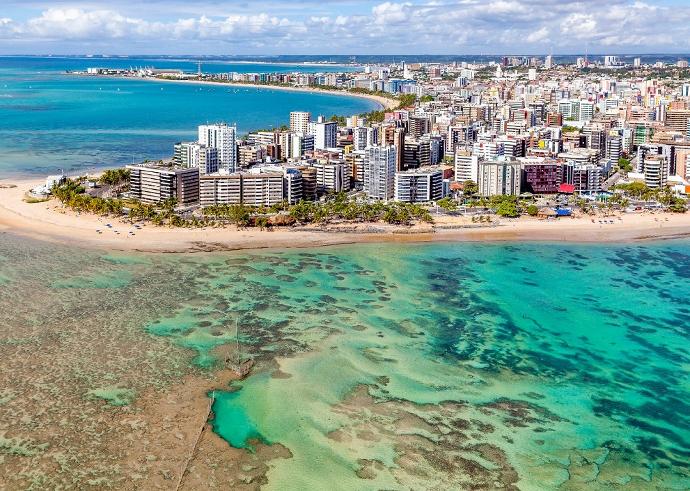 Vue aérienne de Ponta Verde à Maceió, Brésil, avec une mer turquoise magnifique